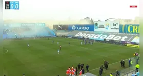 Jogo entre o Sporting Cristal e o Garcilaso precisou ser pausado por alguns minutos.