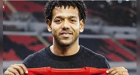 Romarinho chega ao Vitória para exames; atacante ex-Corinthians retorna ao Brasil após anos no exterior.