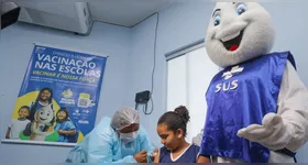 As vacinas são aplicadas por profissionais da rede municipal de saúde, em articulação com as escolas.