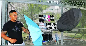 Evandro Santos comenta que ainda dá para garantir uma renda com a venda de sombrinhas