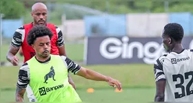 Vinni Faria (verde), quer ajudar o Lobo a sair da lanterna e, posteriormente, deixar a zona