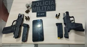 Com eles, a polícia apreendeu uma pistola calibre .40 e outra de calibre 9mm, ambas municiadas.