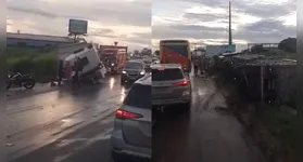 Um grave acidente entre uma caçamba e uma carreta foi registrado na BR-316, em Castanhal, resultando em uma vítima morta e veículos tombados.