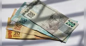 A contratação é feita diretamente pelo celular, de forma simples e rápida.