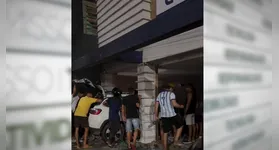 Um veículo de modelo SUV invadiu o laboratório Ruth Brazão, localizado na Avenida Três Corações, em frente à Praça da Bíblia, na Cidade Nova.