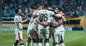Com uma escalação cheia de atletas habitualmente reservas, a equipe inglesa triunfou por 6 a 0, na noite de domingo (22).