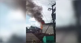 O fogo começou por volta das 15h30 e assustou moradores da área.