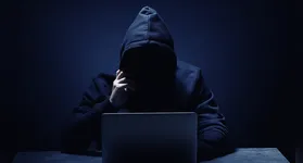 Criminosos estão utilizando aplicativos legítimos, como TeamViewer e AnyDesk, para obter acesso remoto a celulares e realizar transações bancárias em nome da vítima.