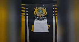 O suspeito trafegava em uma motocicleta sem placa de identificação.