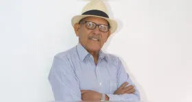 O criminoso anunciou o roubo e tentou levar o cordão da vítima. Ao reagir, o professor foi baleado e não resistiu.