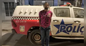 De acordo com os agentes da Polícia Militar, o suspeito, identificado como Gilson Santana de Oliveira, estava em estado alterado quando efetuou disparos com uma espingarda para o alto e passou a ameaçar a própria mãe.