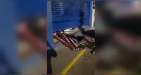 No vídeo, é possível ver os aparelhos espalhados pelo chão e as travas de segurança do portão da loja completamente destruídas.