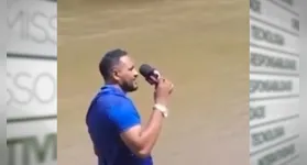O jornalista fazia a passagem descrevendo o caso e entrou no rio na intenção de mostrar às pessoas o quanto o local é fundo.