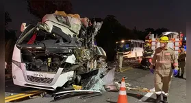 Acidente entre micro-ônibus e caminhão na BR-153, em Porangatu, em Goiás.