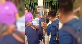 Passageiros do coletivo colocaram o suspeito para fora do ônibus e recuperaram o celular do jovem.
