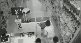 As imagens mostram a ação de quatro suspeitos ao invadirem uma loja de eletrônicos durante a madrugada.
