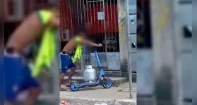 Cenas inusitadas com os patinetes elétricos tem circulado nas redes sociais.