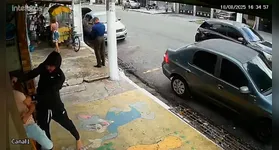 O suspeito se aproxima da vítima e o executa com vários tiros na região da cabeça.