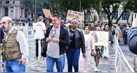 Fãs chegaram no local antes das 7h para prestar homenagens à cantora.
