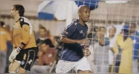 Alex Oliveira comemora um dos gols na vitória do Remo sobre o Paysandu na Série B de 2006.