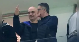 Depois da punição dos EUA, Moraes aparece no clássico na Neo Química Arena, sorri e faz gesto obsceno.