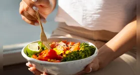 Uma alimentação balanceada é a chave para curtir o verão com saúde e disposição.