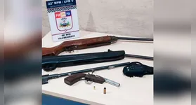Na casa, os policiais localizaram e apreenderam uma espingarda calibre 22, uma espingarda de pressão calibre 5.5, um cano de arma, aberto, para calibre 22, entre outros