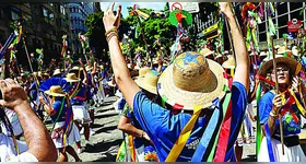O primeiro arrastão lotou as ruas do centro de Belém com milhares de brincantes, neste domingo (15)