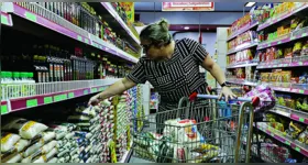 Nos supermercados da capital, consumidores pesquisam produtos mais em conta.