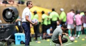 Renato Paiva durante partida pelo Botafogo: técnico português não resistiu à pressão após a eliminação no Mundial de Clubes.