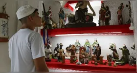 O Candomblé é uma religião afro-brasileira que cultua os orixás, valorizando a oralidade, o respeito aos ancestrais e rituais ligados à natureza.