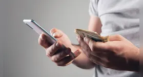 Imagem ilustrativa da notícia Só com o celular! Veja 13 formas de fazer dinheiro na internet sem investir nada