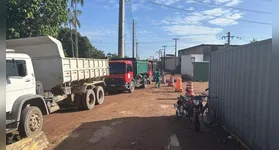 No Aurá, a força-tarefa constatou diversas caçambas de entulho chegando com a lona descoberta.