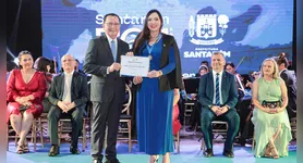 A presidente do CREA-PA, Adriana Falconeri, recebeu a Medalha Padre João Felipe Bettendorf.