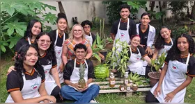 Alunos da Escola Aldebaro Klautau participantes do projeto “Delícias Sustentáveis” ao lado da professora Luciana Couto.