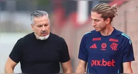 O diretor técnico José Boto ao lado do treinador Filipe Luís durante treino do Flamengo.