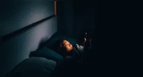 Um dos principais problemas identificados pela Sleep Foundation é o impacto na produção hormonal.