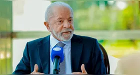 Presidente Lula discute estratégias para conter os impactos da sobretaxa de 50% imposta pelos EUA às exportações brasileiras, em reunião no Palácio do Planalto.