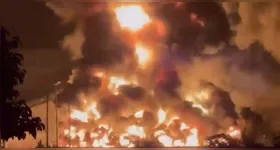 Labaredas se erguem em direção aos céus após um ataque israelense atingir um depósito de petróleo em Shahran, na região de Teerã, Irã, no dia 15 de junho de 2025.