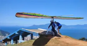 Após perder o controle, homem teria colidido com árvore em área de mata fechada