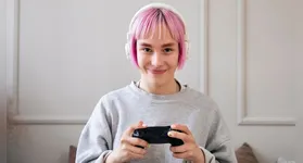 No Dia Internacional do Orgulho LGBTQIAP+, pesquisa revela que a comunidade valoriza marcas e jogos que investem em inclusão e rejeita estereótipos negativos nas narrativas