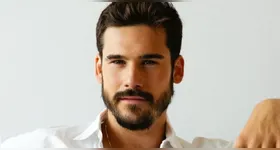 Nicolas Prattes responde com ironia sobre pergunta íntima no Instagram.