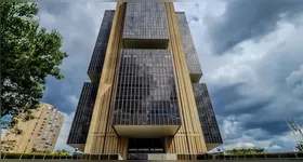 Juros do cartão de crédito sobem a 449,9% ao ano de acordo com o Banco Central.