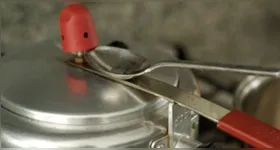 Panela de pressão: improvisar com talheres é perigoso e causar acidentes.