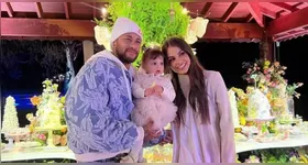 Craque posa ao lado de Amanda Kimberlly pela primeira vez com a pequena em festa familiar na região de São Paulo.
