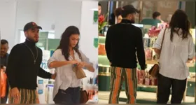 Alane e Francisco Gil são visto juntos em shopping do Rio de Janeiro.