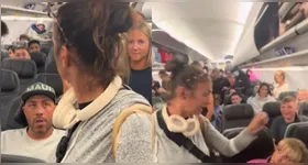Briga em avião viraliza após mulher furar fila no desembarque de voo.