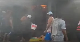 Incêndio foi controlado por moradores antes da chegada dos bombeiros.
