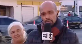 Repórter Cristiano Gomes interrompe transmissão ao vivo para ajudar idosa e emociona telespectadores.