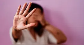 De acordo com depoimento da vítima, dois homens a estupraram dentro do banheiro.